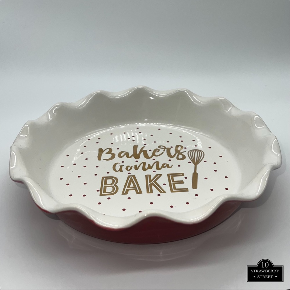 10 STRAWBERRY• STREET • Pie Dish Bakers Gonna Bake White Red and Gold